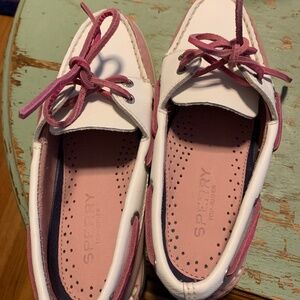 WOMEN’S SPERRY TOP-SIDER BOAT SHOES.